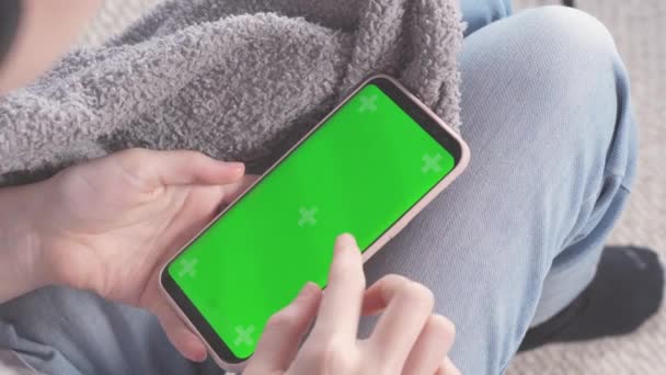 Teenager Girl Sliding Social Media Feed Phone Greenscreen Chroma Key — Stockvideo