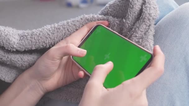Teenager Girl Playing Game Phone Green Screen Phone Greenscreen Chroma — Stockvideo