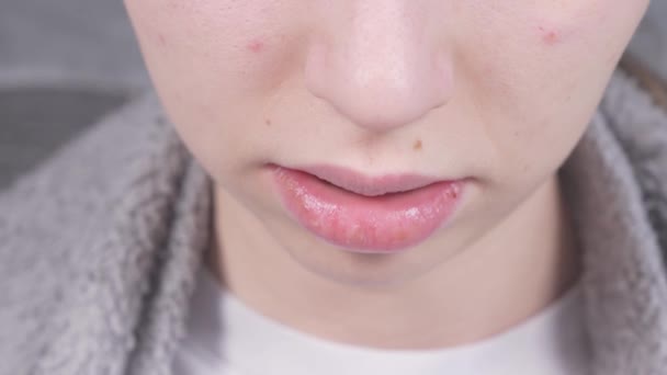 Yakından Bakınca Genç Kızın Ağzı Dudaklarını Diliyle Yalıyor Pembe Dudakları — Stok video