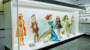Şehir merkezindeki Les Cours Mont Royal 'da Barbie Fuarı, tarihin moda tarzı kıyafetleri. Barbie Dolls 'un büyük moda sergisi sergileniyor. Montreal, QC Kanada - 10.22.2022.