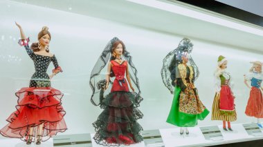 Şehir merkezindeki Les Cours Mont Royal 'da Barbie Fuarı, tarihin moda tarzı kıyafetleri. Barbie Dolls 'un büyük moda sergisi sergileniyor. Montreal, QC Kanada - 10.22.2022.