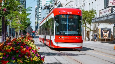 Toronto 'nun eğlence bölgesinde yeni TTC Bombardıman Arabasının sokak manzarası. Toronto caddelerinde yeni Toronto Transit Commision tramvayı. TORONTO, Kanada - 4 Temmuz 2022