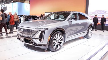 Seyirciler Oto fuarında yeni araba modellerine bakıyor. Cadillac sergileniyor. Bir sürü otomobil markası olan Ulusal Kanada Otomobil Fuarı. Toronto Kanada 'da 19 Şubat 2023