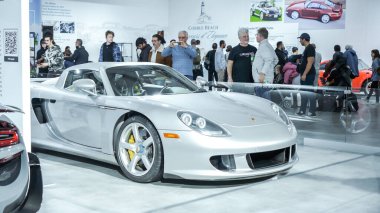 Seyirciler Oto fuarında yeni araba modellerine bakıyor. Porsche Spyder arabası sergileniyor. Bir sürü otomobil markası olan Ulusal Kanada Otomobil Fuarı. Toronto Kanada 'da 19 Şubat 2023