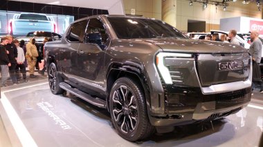 Seyirciler Oto fuarında yeni araba modellerine bakıyor. GMC arabası sergileniyor. Bir sürü otomobil markası olan Ulusal Kanada Otomobil Fuarı. Toronto Kanada 'da 19 Şubat 2023