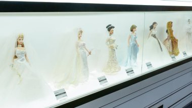 Şehir merkezindeki Les Cours Mont Royal 'da Barbie Fuarı, tarihin moda tarzı kıyafetleri. Barbie Dolls 'un büyük moda sergisi sergileniyor. Montreal, QC Kanada - 10.22.2022.