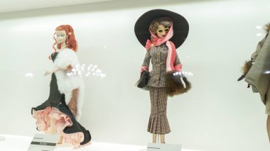 Şehir merkezindeki Les Cours Mont Royal 'da Barbie Fuarı, tarihin moda tarzı kıyafetleri. Barbie Dolls 'un büyük moda sergisi sergileniyor. Montreal, QC Kanada - 10.22.2022.