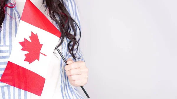 Gri Arka Planda Küçük Kanada Bayrağı Taşıyan Beyaz Tişörtlü Tanınmamış — Stok fotoğraf