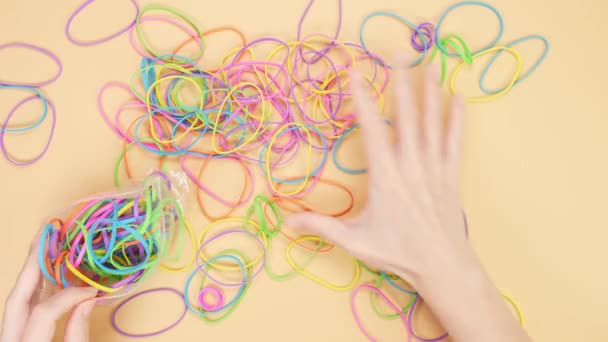 Mani Mettendo Mazzo Elastici Colorati Piccolo Sacchetto Plastica Sfondo Giallo — Video Stock