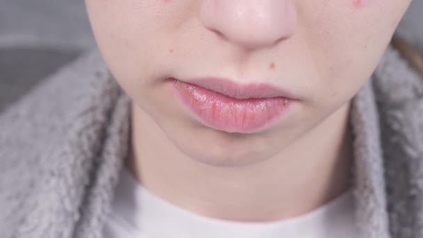 Yakından Bakınca Genç Kızın Ağzı Dudaklarını Diliyle Yalıyor Pembe Dudakları — Stok video