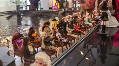 Şehir merkezindeki Les Cours Mont Royal 'da Barbie Fuarı, tarihin moda tarzı kıyafetleri. Moda defilesi podyumu ve seyirci, fotoğrafçı. Barbie bebek sergisi. Montreal, QC Kanada - 10.22.2022.
