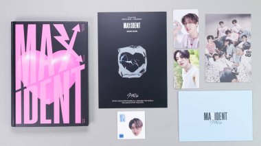 Başıboş Çocuklar Mini Albüm Kutusu griye ayarlandı. Müzik CD 'si. Güney Koreli erkek grubu StrayKids. Mesaj için yer var. Gatineau, QC Kanada - 07 Aralık 2022.