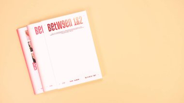 1 ile 2 arasında iki kez mini albüm seti sarıya ayarlandı. Müzik CD 'si. İki kez Güney Koreli kız grubu. Mesaj için yer var. Gatineau, QC Kanada - 27 Aralık 2022