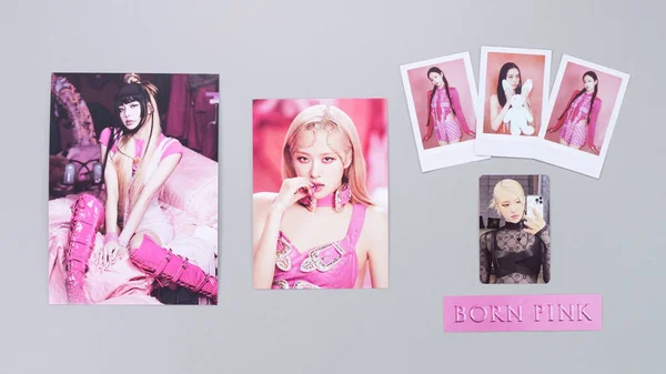 Blackpink Born Pink Комплект Плакатами Селфи Сером Фоне Розовый Версия — стоковое фото
