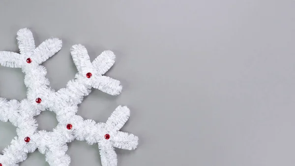 Decoración Navidad Copo Nieve Blanco Esponjoso Sobre Fondo Gris Concepto —  Fotos de Stock