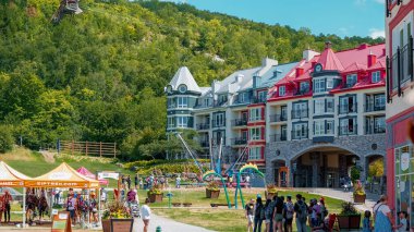 Yazın Mont Tremblant kayak merkezindeki renkli otelleri gezmek. Açık füniküler kulübeden kayak merkezi manzarası. Mont-Tremblant, Quebec, Kanada - 22.09.2022.