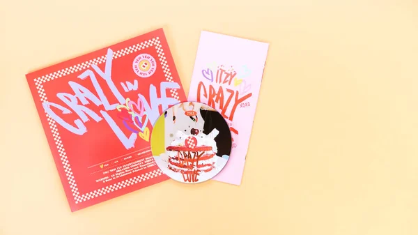 Pop Group Itzy Crazy Love 1St Album Yellow Background Special — Stock Photo, Image