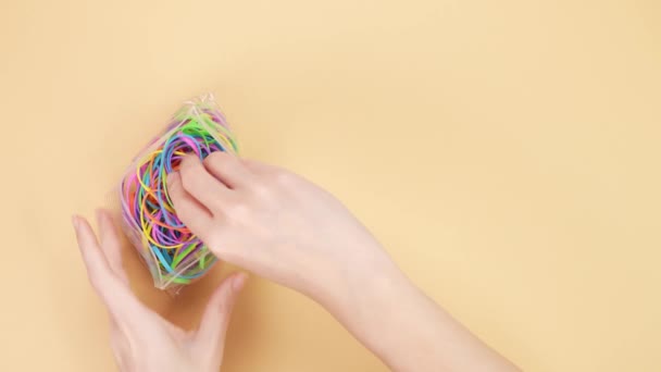 Mani Aperte Piccolo Sacchetto Plastica Con Mazzo Elastici Colorati Sfondo — Video Stock