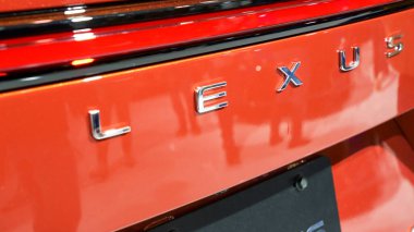 Kırmızı Lexus marka araba, yakın görüş. Japon otomobillerinin markası birinci sınıf araçlar, lüks arabalar üretiyor. Toronto Kanada - 19 Şubat 2023