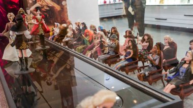 Şehir merkezindeki Les Cours Mont Royal 'da Barbie Fuarı, tarihin moda tarzı kıyafetleri. Moda defilesi podyumu ve seyirci, fotoğrafçı. Barbie bebek sergisi. Montreal, QC Kanada - 10.22.2022.