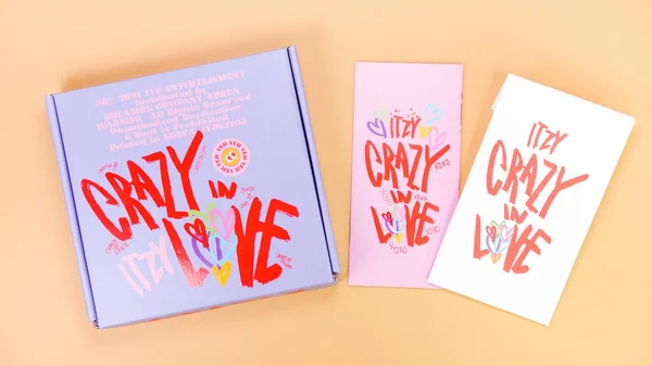Pop Group Itzy Crazy Love 1St Album Yellow Background Special — Stock Photo, Image