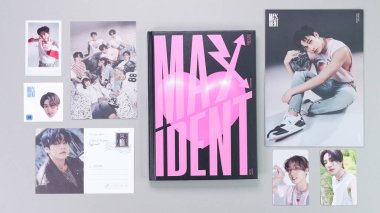 Başıboş Çocuklar Mini Albüm Kutusu griye ayarlandı. Müzik CD 'si. Güney Koreli erkek grubu StrayKids. Mesaj için yer var. Gatineau, QC Kanada - 07 Aralık 2022.