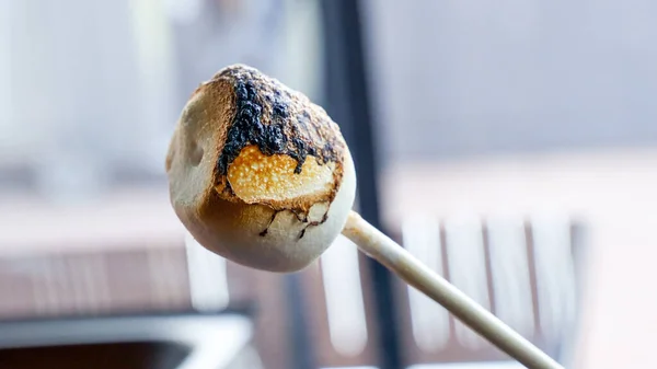 Köstliche Und Süße Marshmallows Stock Über Dem Feuer Sommer Lagerfeuer — Stockfoto