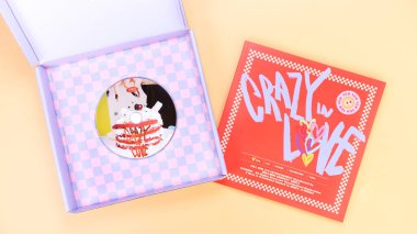 K-pop grubu Itzy CRAZY In Love First Album sarı arka planda. Özel basım müzik CD 'si. Güney Koreli kız grubu Itzy. Mesaj için yer var. Gatineau, QC Kanada - 10 Mart 2023.