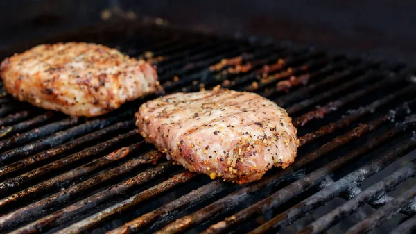 Gegrilde Vlees Biefstuk Rvs Bbq Grill Met Vlammen Donkere Achtergrond — Stockfoto