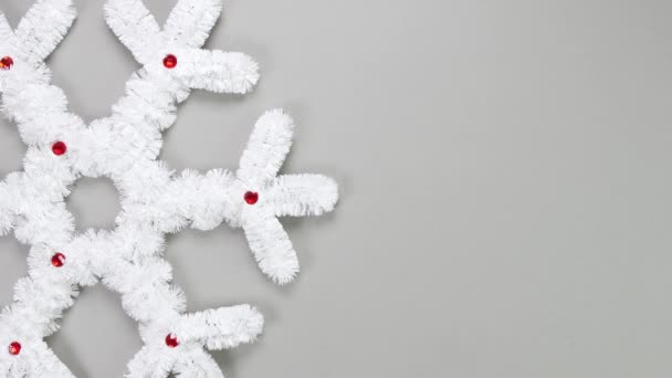 Φουντωτή Λευκή Νιφάδα Χριστουγεννιάτικη Διακόσμηση Γκρι Φόντο Ιδέα Της Πρωτοχρονιάς — Αρχείο Βίντεο