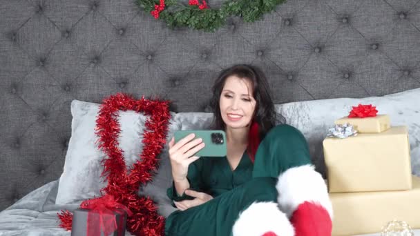 Młoda Piękna Kobieta Zielonej Satynowej Piżamie Patrząc Telefon Uśmiechając Się — Wideo stockowe