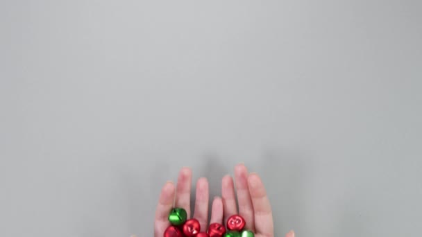 Manos Mostrando Campanas Jengibre Rojas Verdes Decoración Navidad Sobre Fondo — Vídeo de stock