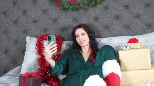 Young Beautiful Woman Green Satin Pyjama Talking Smartphone Video Christmas — Stock Video
