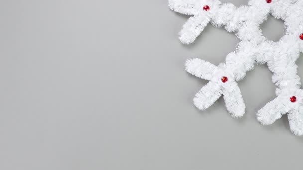 Decoración Navidad Copo Nieve Blanco Esponjoso Sobre Fondo Gris Concepto — Vídeo de stock