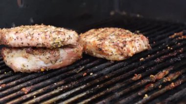 Lekesiz ızgara barbekü ızgarasında ızgara et ve siyah arka planda alevler. Yiyecek ve mutfak konsepti