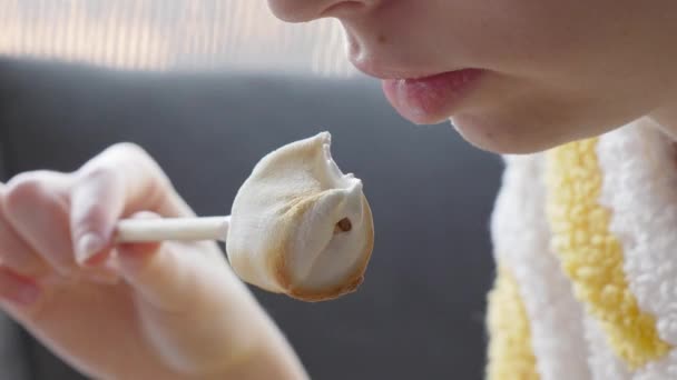 Vista Perto Boca Menina Comendo Marshmallows Assar Movimento Lento — Vídeo de Stock