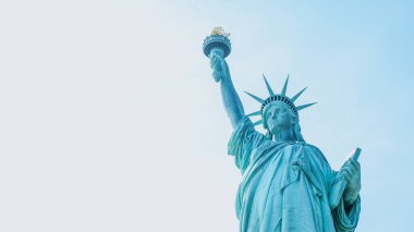 Özgürlük Anıtı, New York, güneşli mavi gökyüzünde. Amerikan sembolü. Anma günü, Vatanseverlik Günü. Mesaj için yer var. New York NY ABD 2023-07-30.