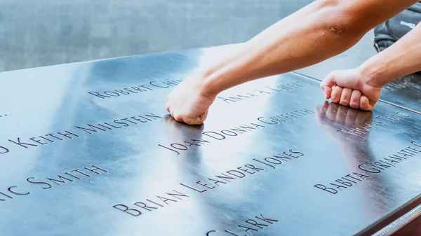 Kezeket Memorial Ground Zero Manhattanben Szeptember Terrortámadás Áldozatok Gravírozott Nevével — Stock Fotó