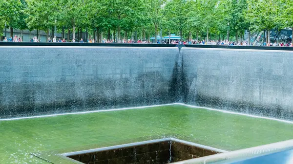 Emberek Ground Zero Memorial Manhattanben Szeptember Terrortámadás Áldozatokkal Hazafias Nap — Stock Fotó