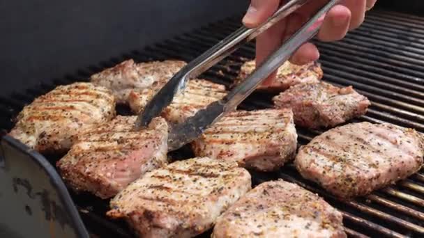 Grillezett Hús Steak Rozsdamentes Grillsütő Lángokkal Sötét Háttérrel Élelmiszer Konyha — Stock videók