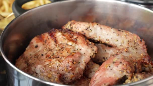 Bife Carne Grelhado Churrasco Pote Inoxidável Perto Conceito Comida Cozinha — Vídeo de Stock