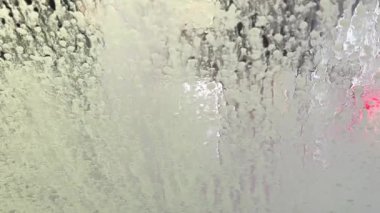 Arabanın içinden otomatik oto yıkama. Araba yıkamacıdaki gösterge paneli görüntüsü. Yüksek kalite 4k görüntü