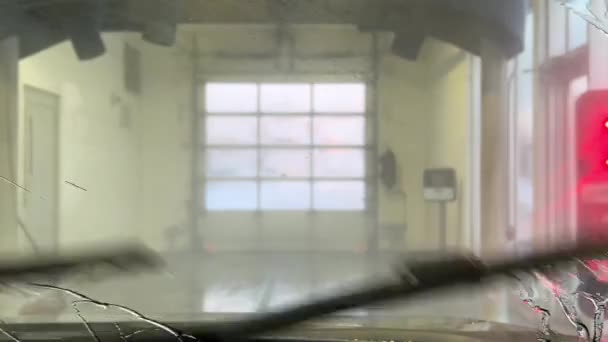 车内自动洗车 洗车时仪表盘可以看到车的内部 高质量的4K镜头 — 图库视频影像