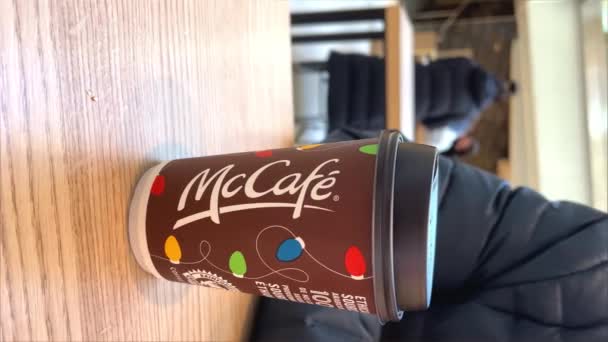 Kerst Mccafe Koffiekopje Bij Mcdonalds Fast Food Restaurant Vakantie Papieren — Stockvideo