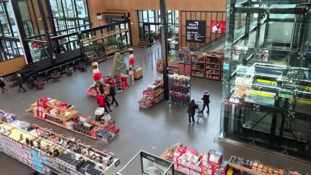 Orang Belanja Untuk Liburan Toko Besar Toko Berjalan Pusat Perbelanjaan — Stok Video