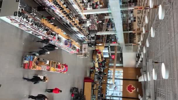 Nsanlar Büyük Mağazada Tatil Alışverişi Yapıyor Alışveriş Merkezinde Gezen Müşteriler — Stok video