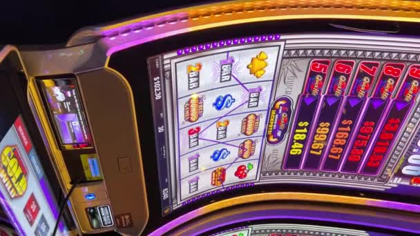 仮想スロットマシンをオンラインギャンブルでお金をプレイします 大金を勝ち取った ガティノー カナダ 2023 高品質 — ストック動画