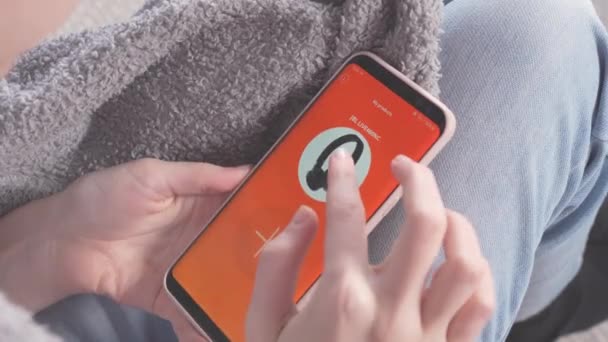 Tiener Meisje Met Behulp Van Hoofdtelefoon App Smartphone Browsen Liedjes — Stockvideo