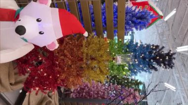 İnsanlar büyük mağazada tatil alışverişi yapıyor. Alışveriş merkezinde gezen müşteriler. Noel alışverişi, yeni yıl hediyeleri, Kara Cuma indirimi. Ottawa On, Kanada 20 Kasım 2022 Yüksek kaliteli 4k