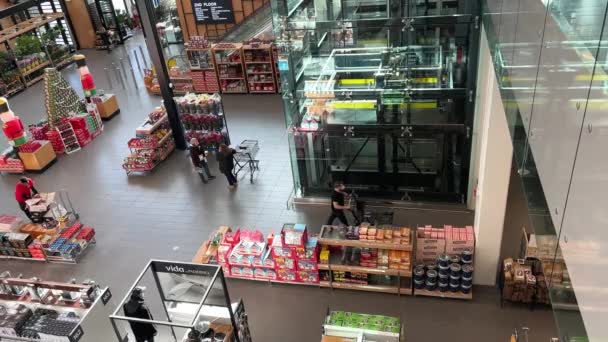 Nsanlar Büyük Mağazada Tatil Alışverişi Yapıyor Alışveriş Merkezinde Gezen Müşteriler — Stok video
